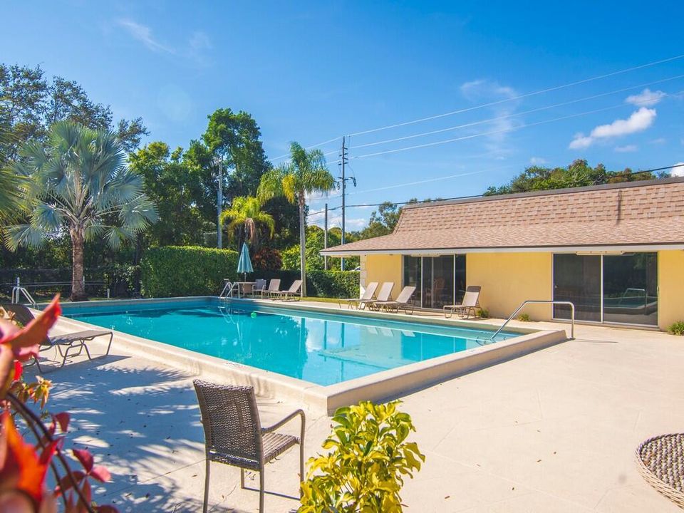 For Sale: $180,000 (2 beds, 2 baths, 1040 Square Feet)