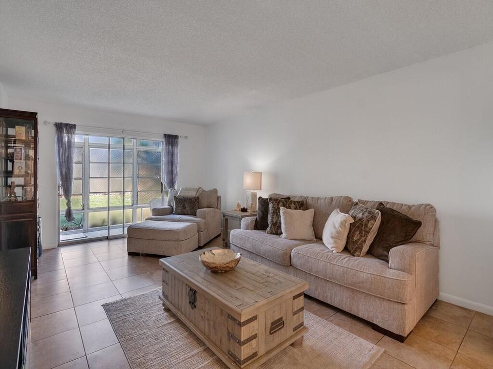 For Sale: $180,000 (2 beds, 2 baths, 1040 Square Feet)