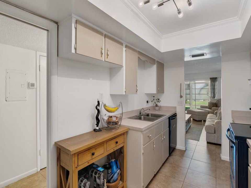 For Sale: $180,000 (2 beds, 2 baths, 1040 Square Feet)