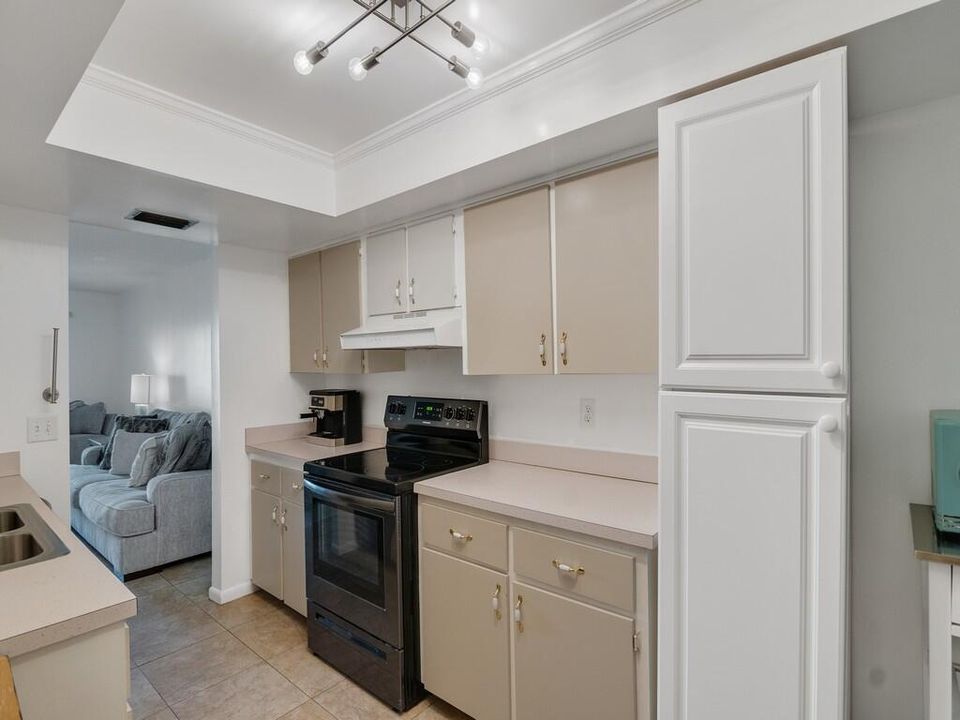 For Sale: $180,000 (2 beds, 2 baths, 1040 Square Feet)