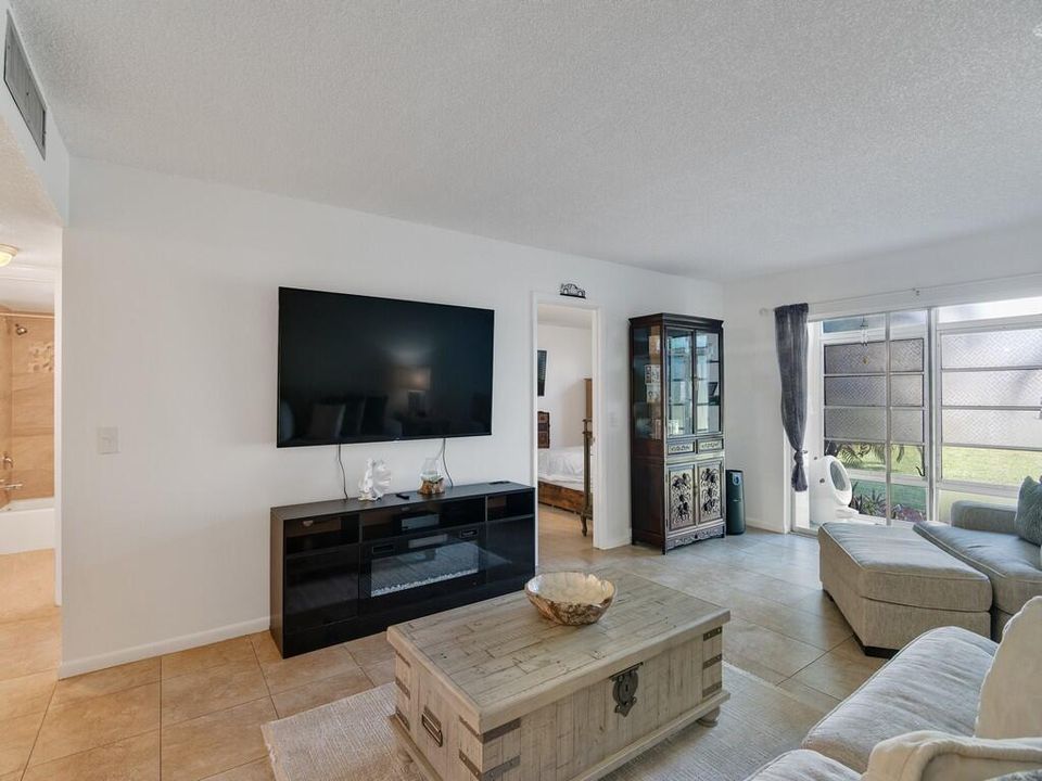 For Sale: $180,000 (2 beds, 2 baths, 1040 Square Feet)