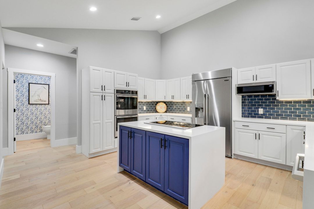 Под контрактом: $2,195,000 (4 спален, 5 ванн, 3849 Квадратных фут)