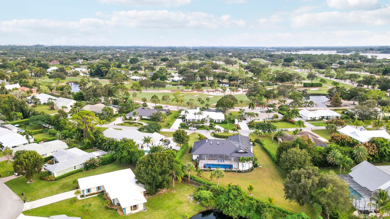 Под контрактом: $2,195,000 (4 спален, 5 ванн, 3849 Квадратных фут)