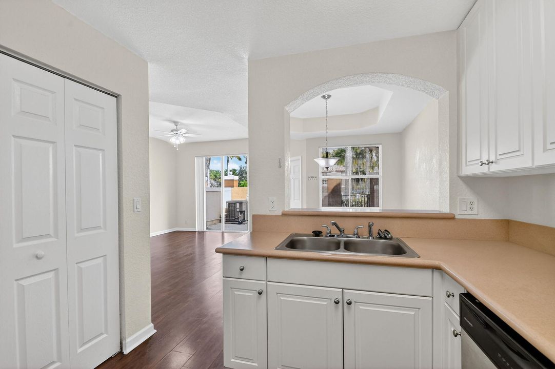 For Rent: $2,050 (2 beds, 2 baths, 1086 Square Feet)