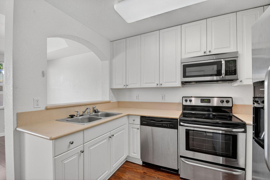 For Rent: $2,050 (2 beds, 2 baths, 1086 Square Feet)