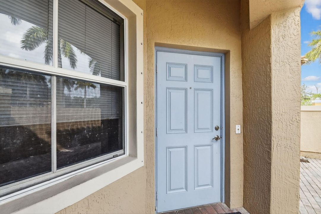 For Rent: $2,050 (2 beds, 2 baths, 1086 Square Feet)