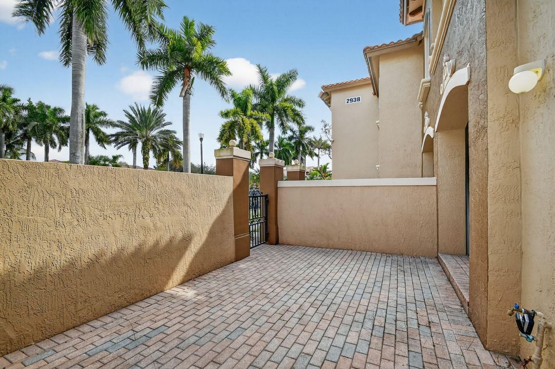 For Rent: $2,050 (2 beds, 2 baths, 1086 Square Feet)