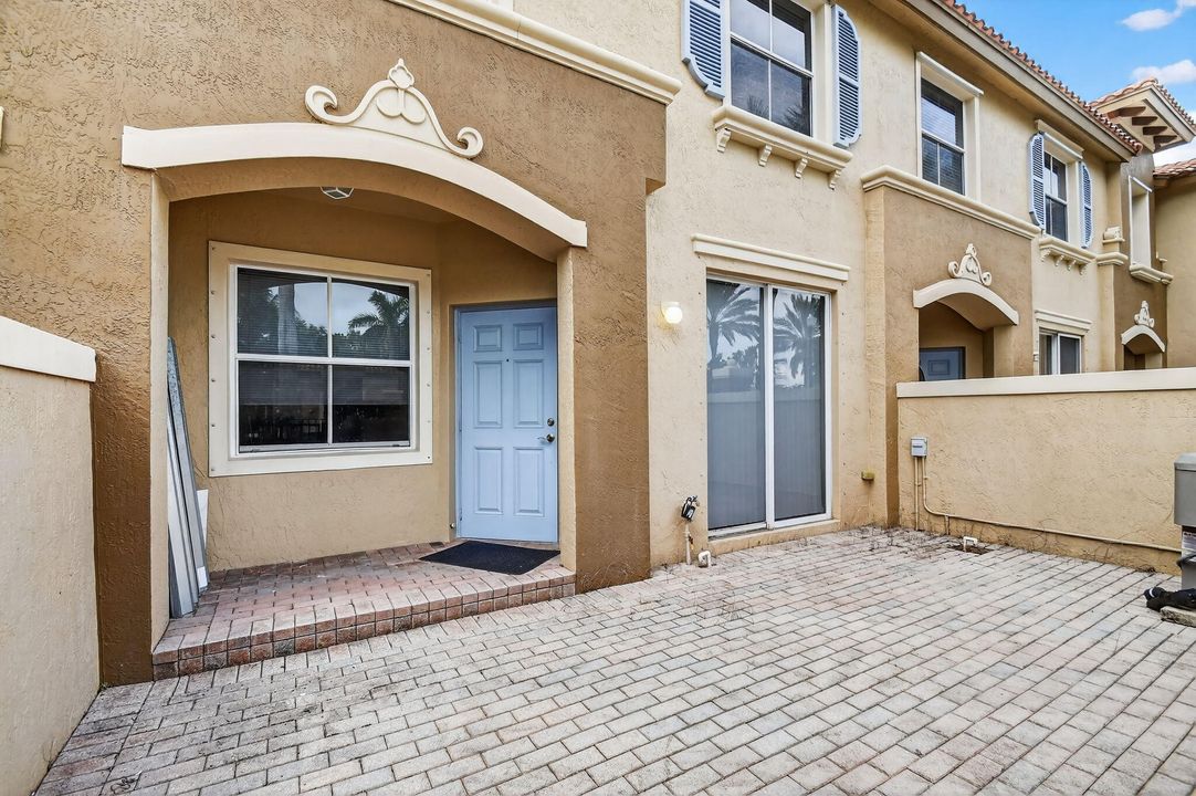 For Rent: $2,050 (2 beds, 2 baths, 1086 Square Feet)