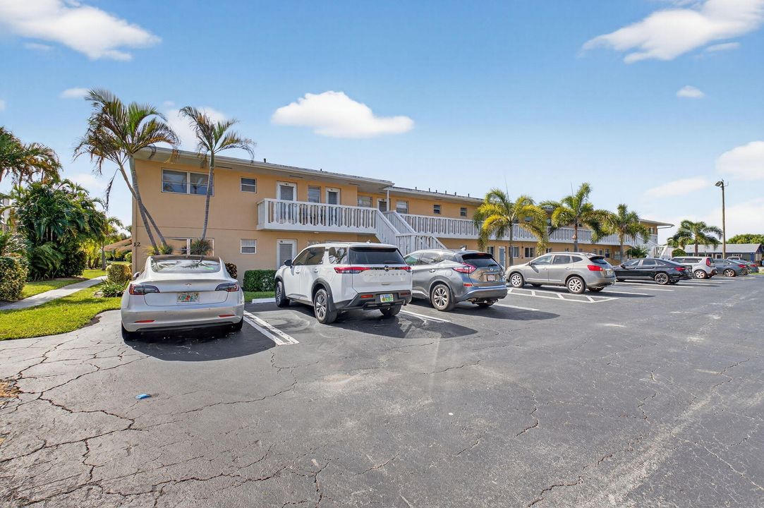 For Sale: $129,900 (2 beds, 2 baths, 860 Square Feet)