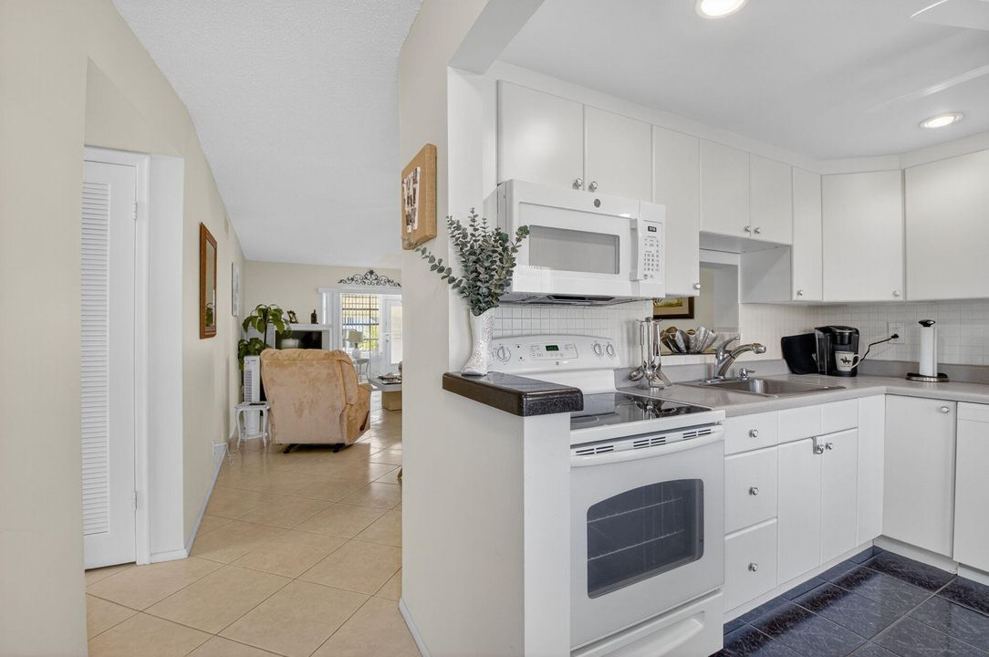 For Sale: $129,900 (2 beds, 2 baths, 860 Square Feet)