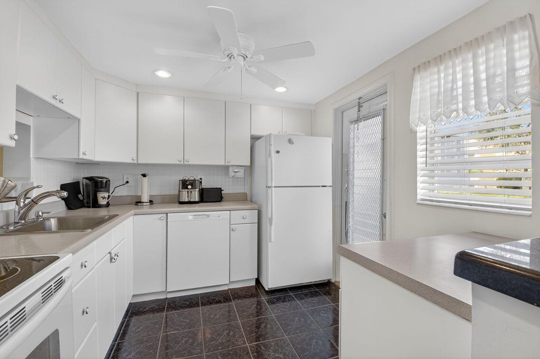 For Sale: $129,900 (2 beds, 2 baths, 860 Square Feet)