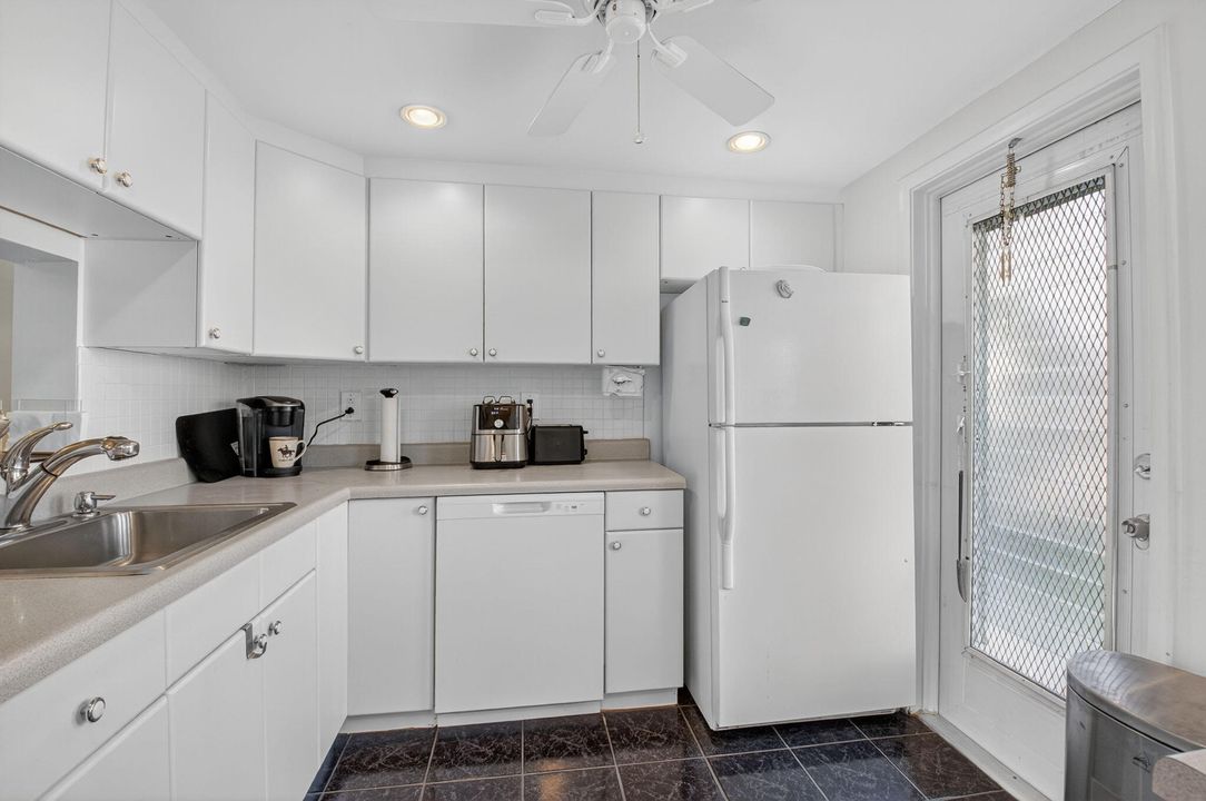 For Sale: $129,900 (2 beds, 2 baths, 860 Square Feet)