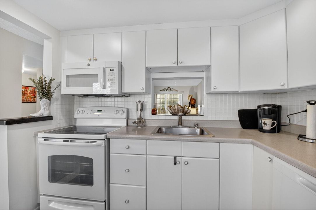 For Sale: $129,900 (2 beds, 2 baths, 860 Square Feet)