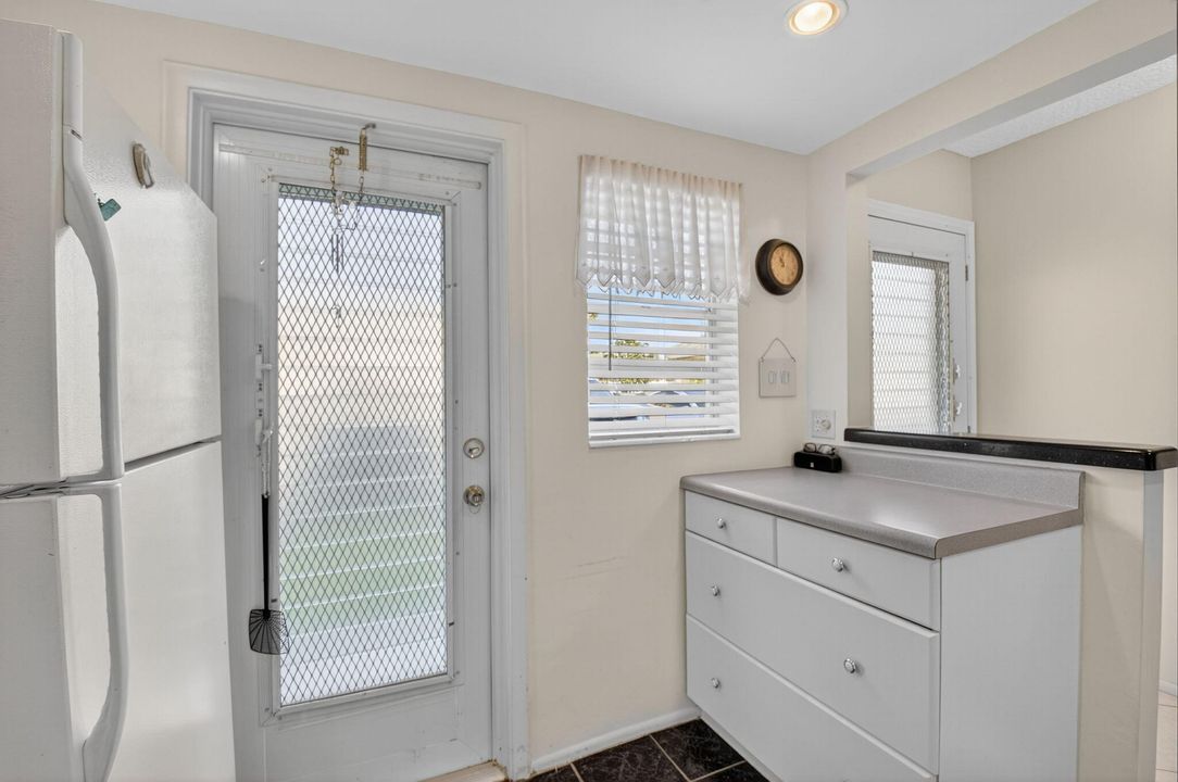 For Sale: $129,900 (2 beds, 2 baths, 860 Square Feet)