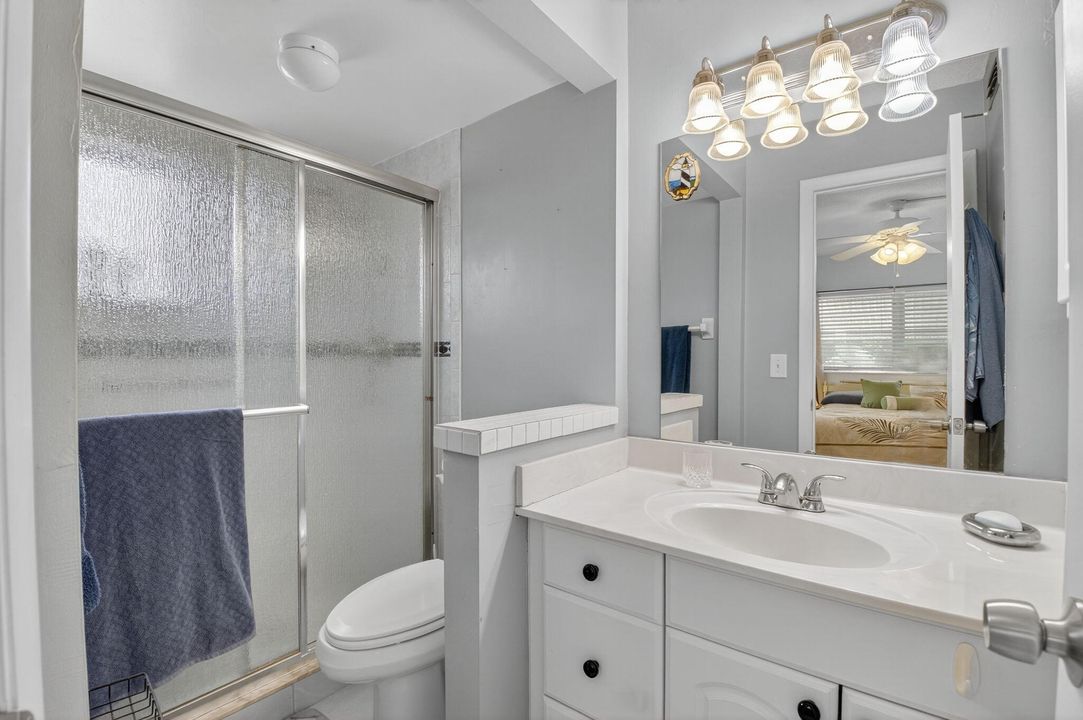 For Sale: $129,900 (2 beds, 2 baths, 860 Square Feet)