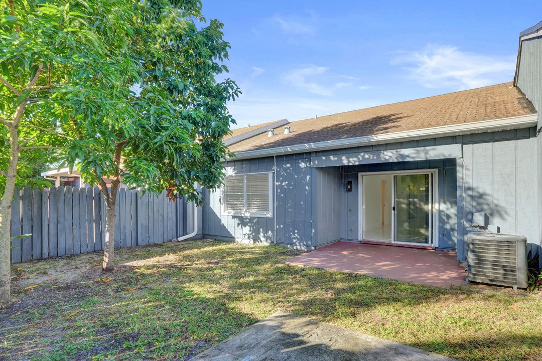 For Sale: $365,000 (2 beds, 2 baths, 994 Square Feet)