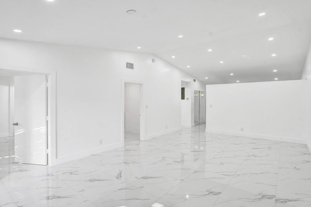 For Sale: $365,000 (2 beds, 2 baths, 994 Square Feet)