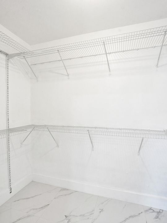 For Sale: $365,000 (2 beds, 2 baths, 994 Square Feet)