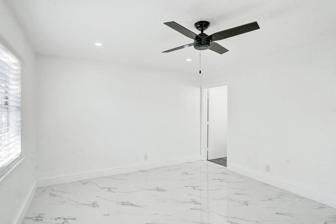 For Sale: $365,000 (2 beds, 2 baths, 994 Square Feet)