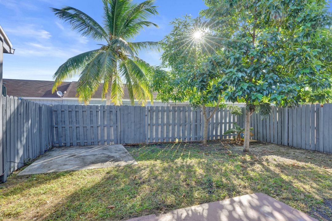 For Sale: $365,000 (2 beds, 2 baths, 994 Square Feet)