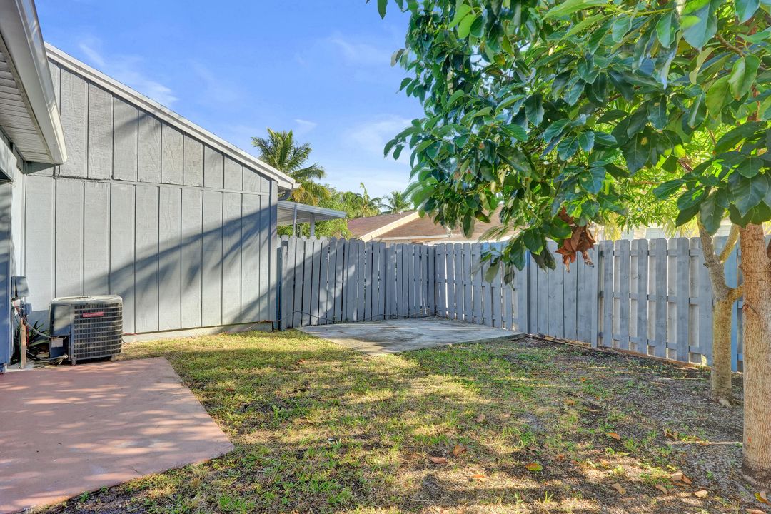 For Sale: $365,000 (2 beds, 2 baths, 994 Square Feet)