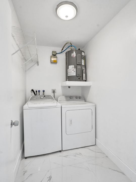 For Sale: $365,000 (2 beds, 2 baths, 994 Square Feet)