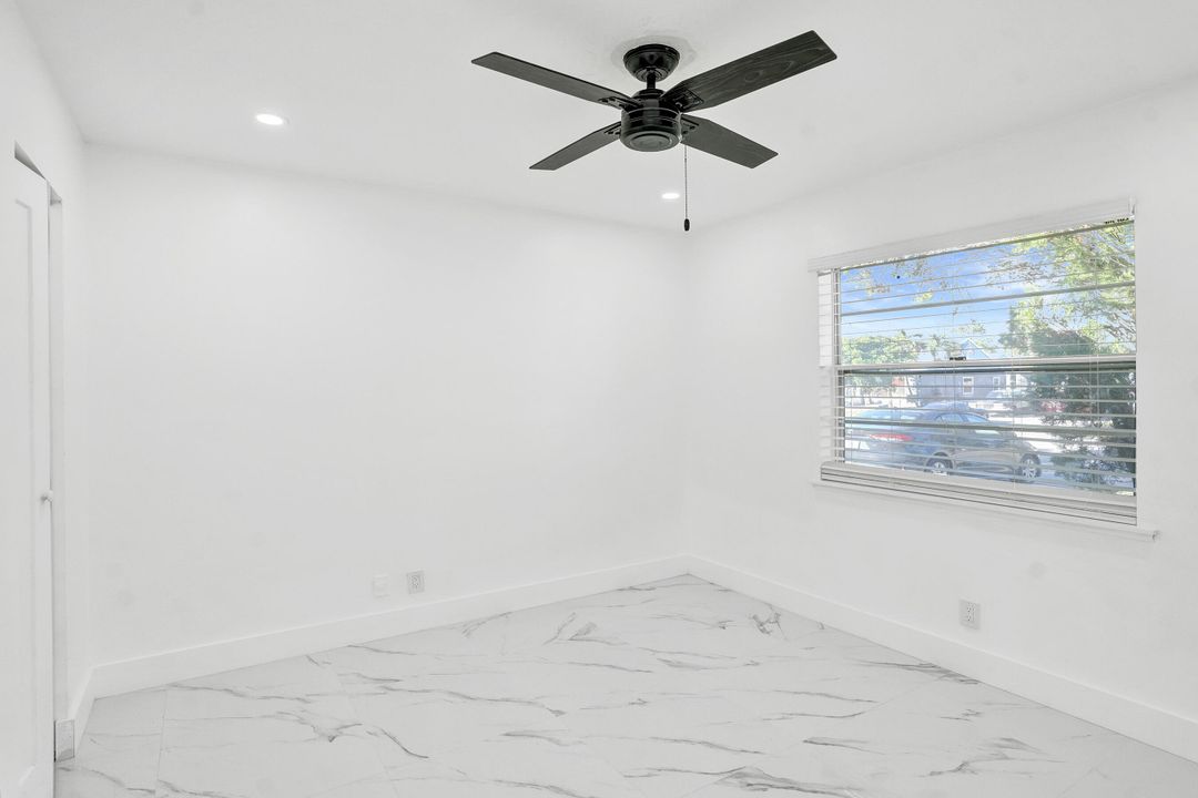 For Sale: $365,000 (2 beds, 2 baths, 994 Square Feet)