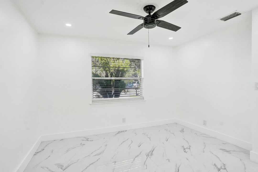 For Sale: $365,000 (2 beds, 2 baths, 994 Square Feet)