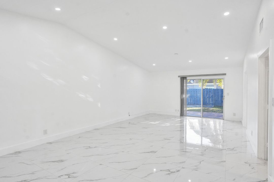 For Sale: $365,000 (2 beds, 2 baths, 994 Square Feet)