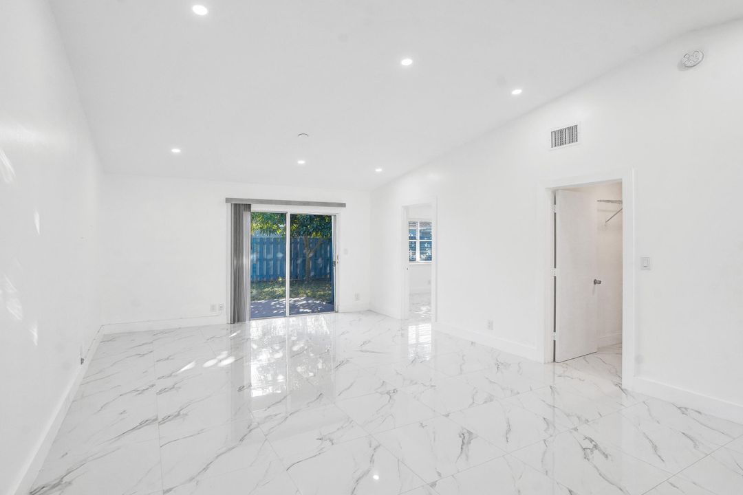 For Sale: $365,000 (2 beds, 2 baths, 994 Square Feet)