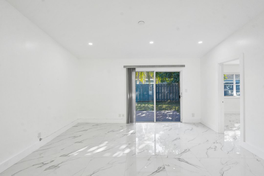 For Sale: $365,000 (2 beds, 2 baths, 994 Square Feet)