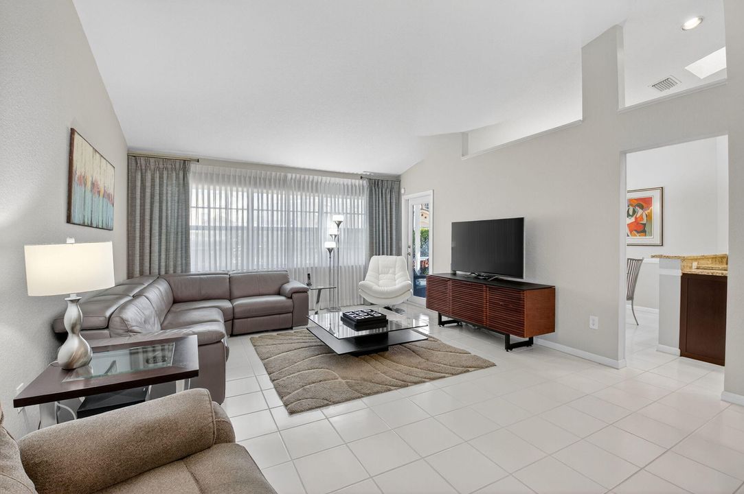 На продажу: $549,000 (2 спален, 2 ванн, 1426 Квадратных фут)