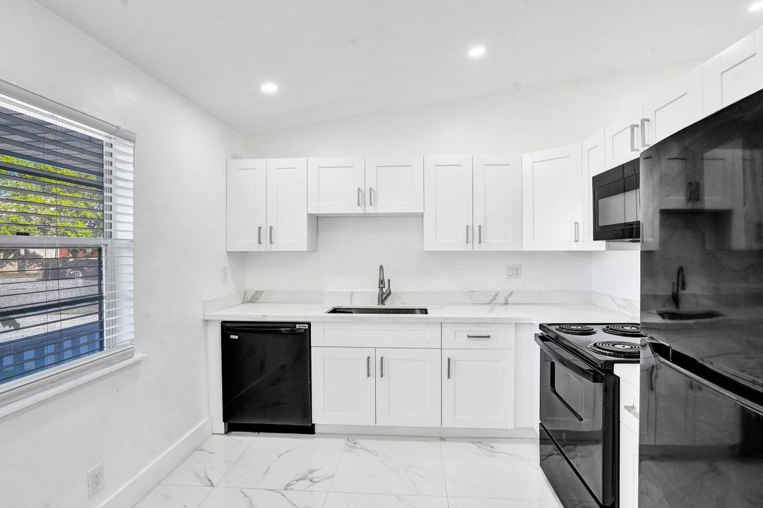 For Sale: $365,000 (2 beds, 2 baths, 994 Square Feet)