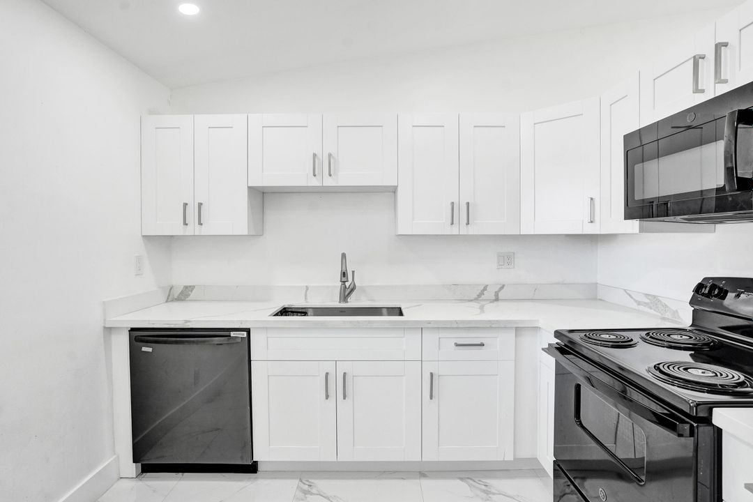 For Sale: $365,000 (2 beds, 2 baths, 994 Square Feet)