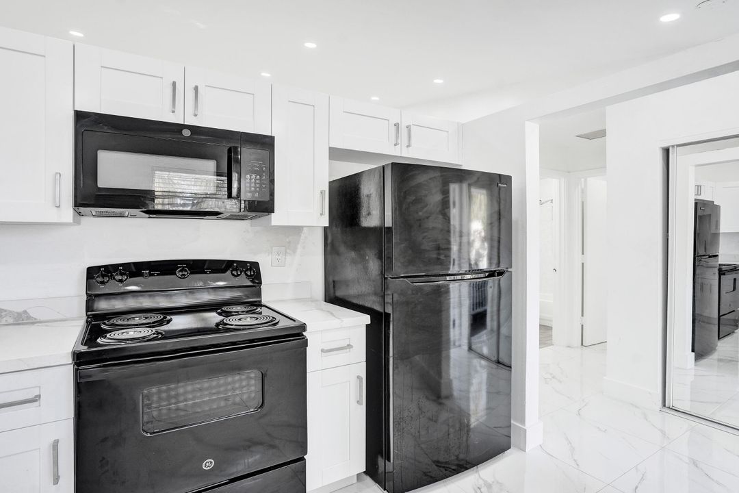 For Sale: $365,000 (2 beds, 2 baths, 994 Square Feet)