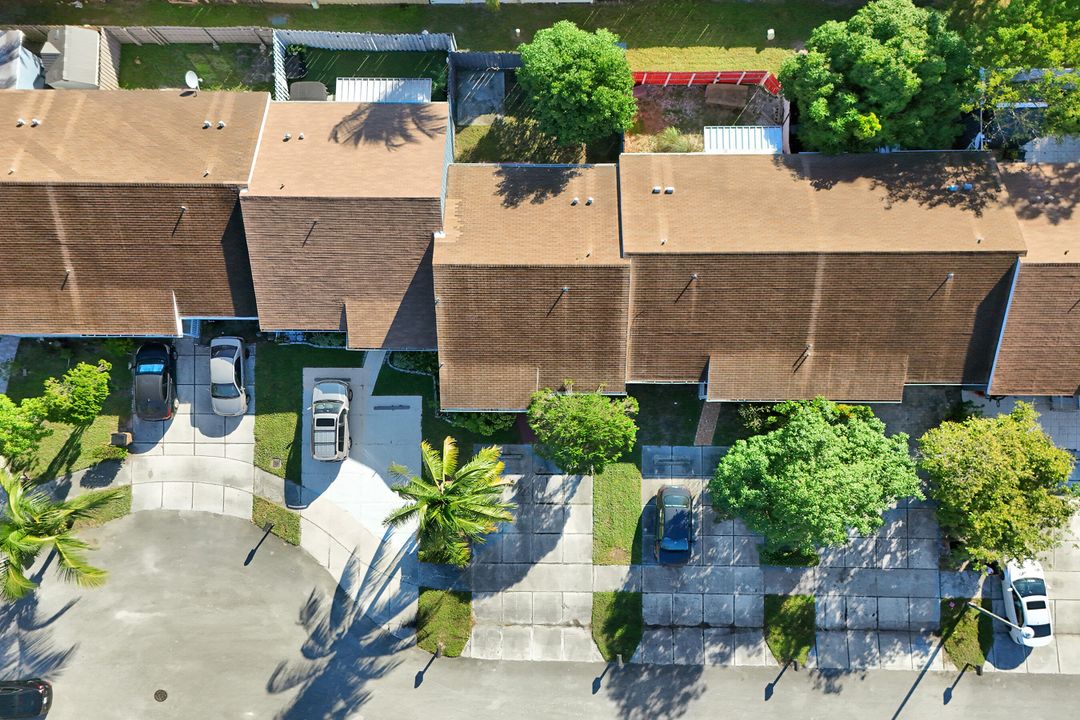 For Sale: $365,000 (2 beds, 2 baths, 994 Square Feet)