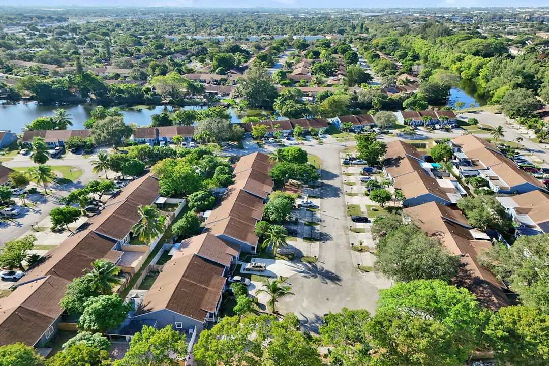 For Sale: $365,000 (2 beds, 2 baths, 994 Square Feet)