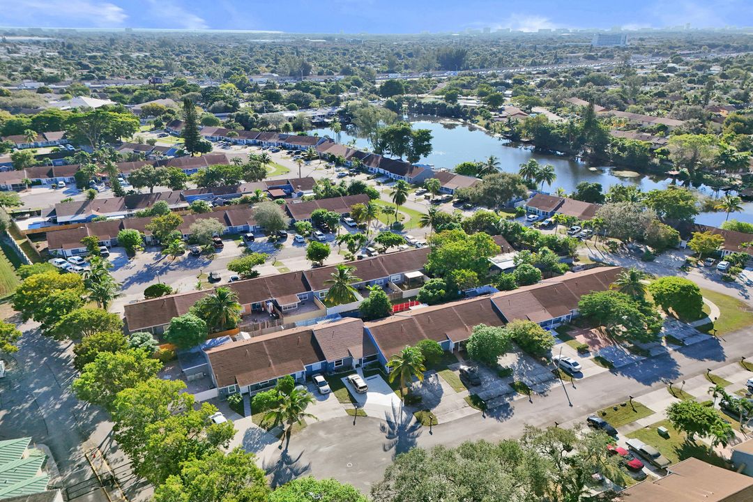 For Sale: $365,000 (2 beds, 2 baths, 994 Square Feet)