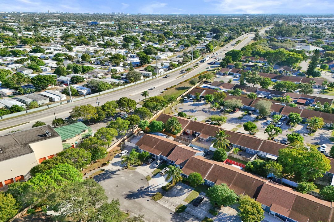 For Sale: $365,000 (2 beds, 2 baths, 994 Square Feet)