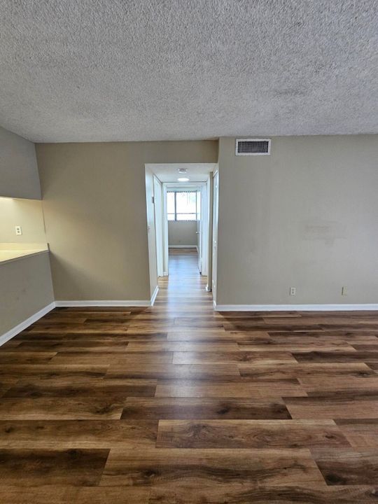 出租: $1,700 (2 贝兹, 1 浴室, 850 平方英尺)