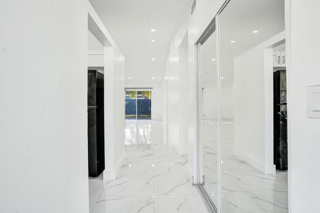 For Sale: $365,000 (2 beds, 2 baths, 994 Square Feet)