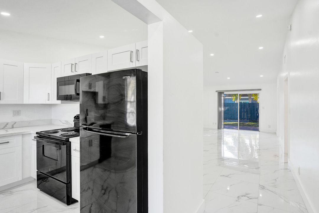 For Sale: $365,000 (2 beds, 2 baths, 994 Square Feet)