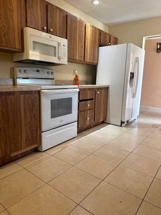 出租: $2,300 (3 贝兹, 2 浴室, 1896 平方英尺)