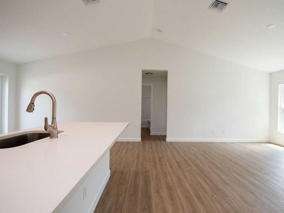 For Sale: $320,000 (3 beds, 2 baths, 1374 Square Feet)