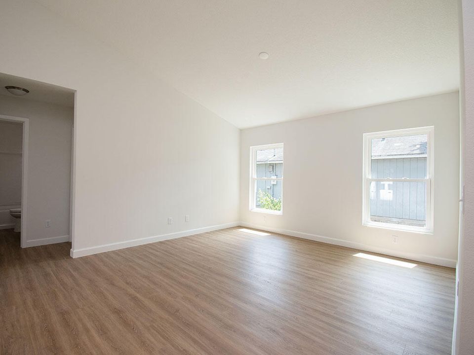 For Sale: $320,000 (3 beds, 2 baths, 1374 Square Feet)