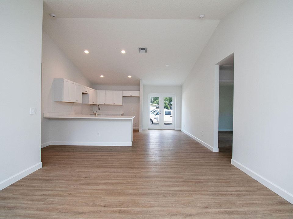 For Sale: $320,000 (3 beds, 2 baths, 1374 Square Feet)