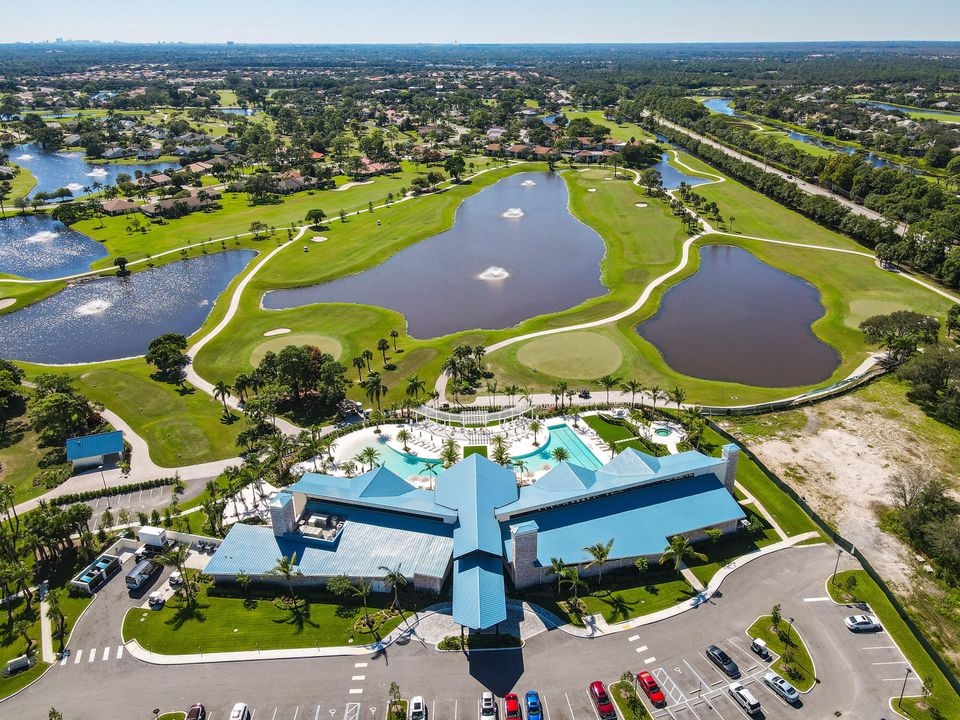 En Venta: $699,000 (3 camas, 3 baños, 2414 Pies cuadrados)