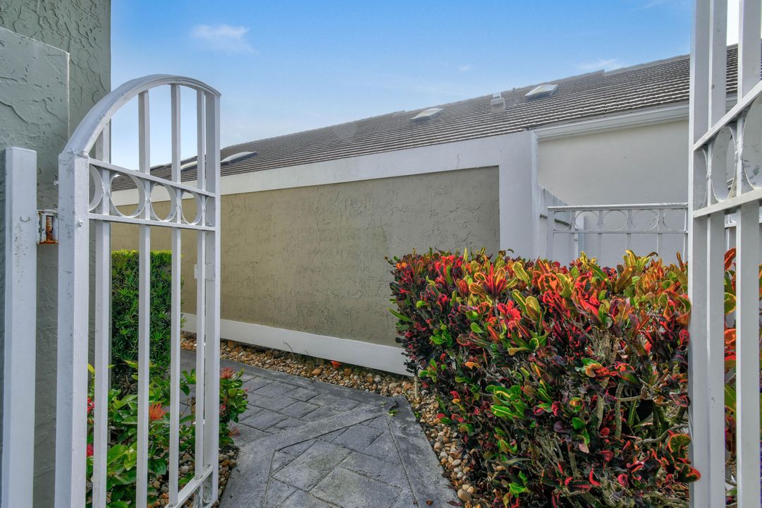 En Venta: $699,000 (3 camas, 3 baños, 2414 Pies cuadrados)