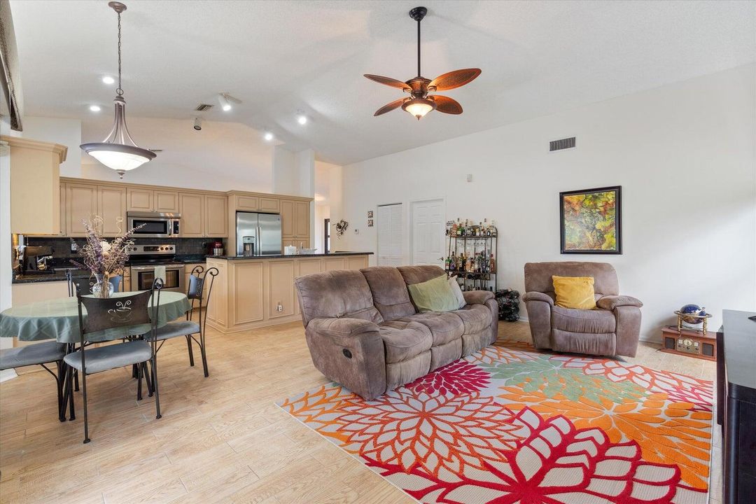 En Venta: $1,195,000 (4 camas, 3 baños, 2617 Pies cuadrados)