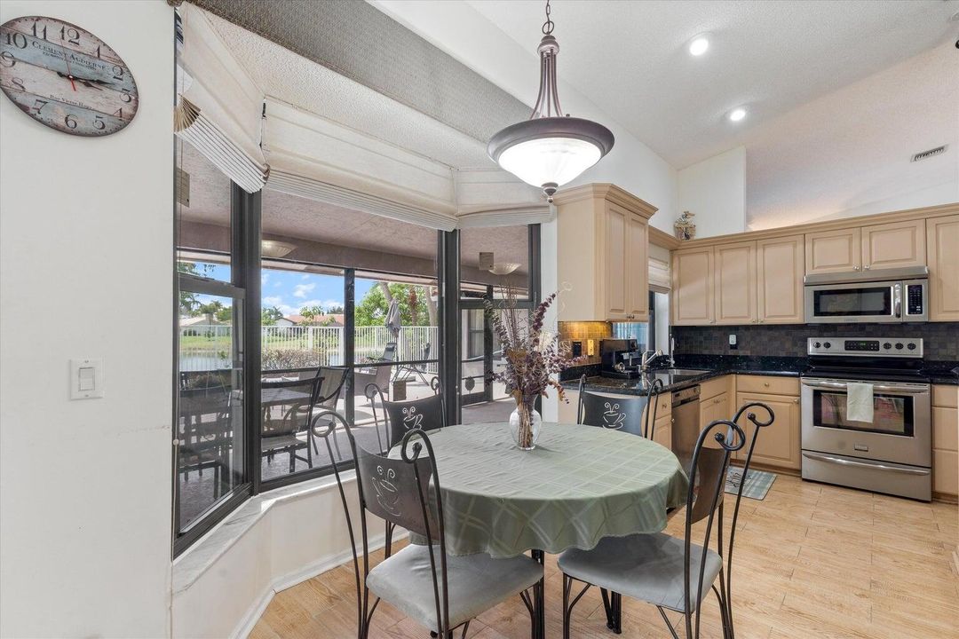 En Venta: $1,195,000 (4 camas, 3 baños, 2617 Pies cuadrados)